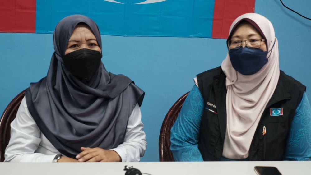Rosnah Suliman (left) with PKR elections director Fuziah Salleh in a press conference at the Pasir Raja operations centre in Johor February 26, 2022. u00e2u20acu201d Picture by Radzi Razak