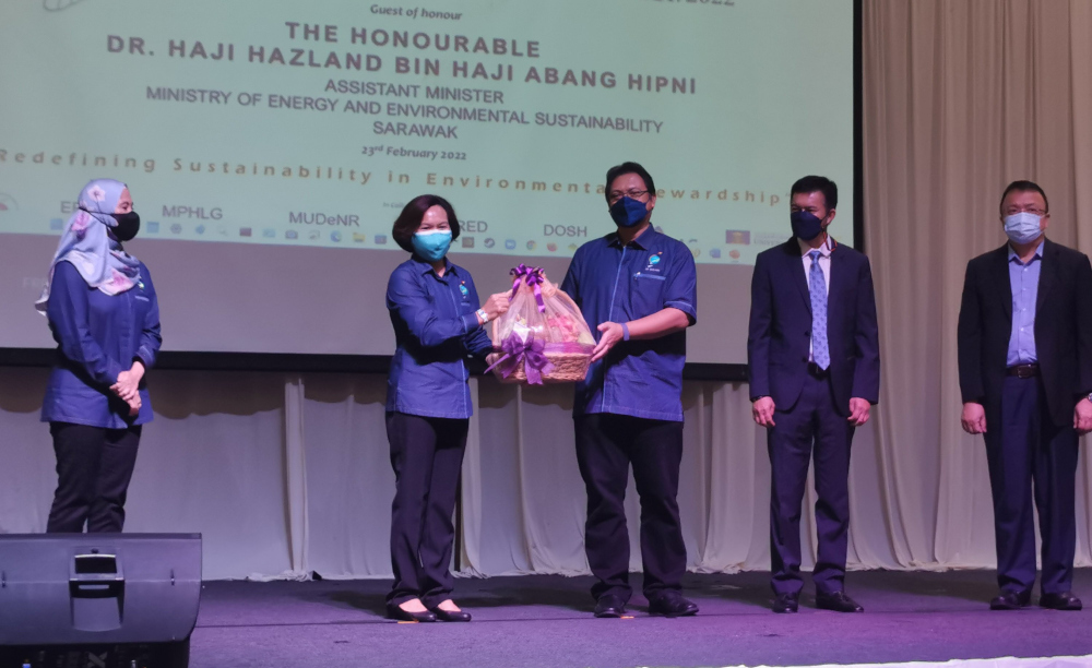 Dr Hazland Abang Hipni receives a memento from Peggy Ronin Edin. u00e2u20acu201d Borneo Post Online picn