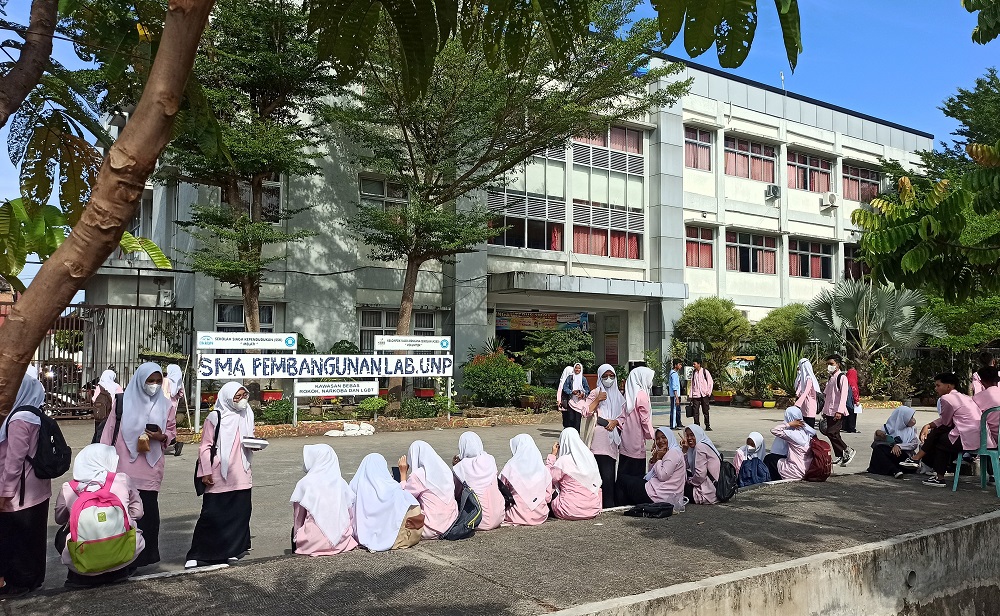 Primary school students evacuate from the school building after a 6.1 magnitude earthquake in Sumatra Island, Indonesia February 25, 2022 in this photo taken by Antara Foto. u00e2u20acu2022 Antara Foto/ Iggo El Fitra via Reuters