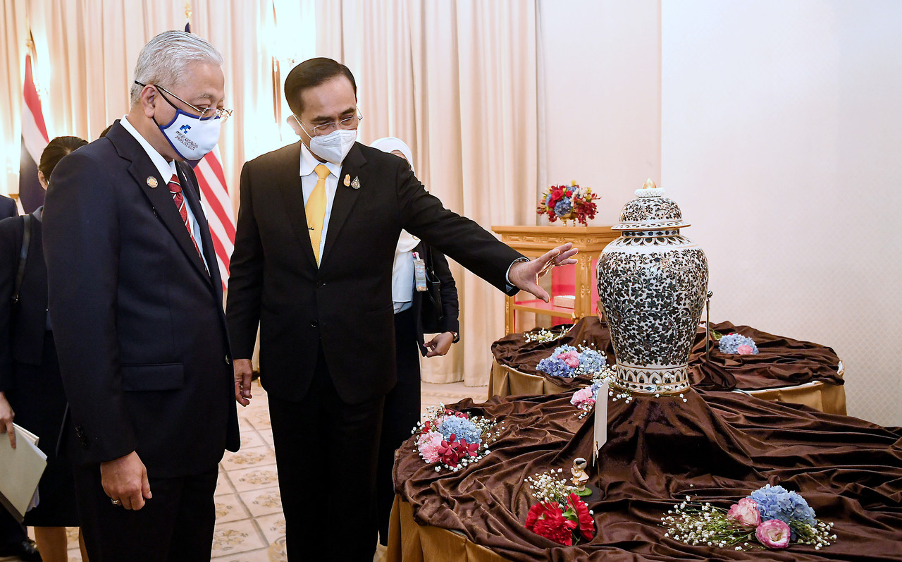 Prime Minister Datuk Seri Ismail Sabri Yaakob with Thai Prime Minister Prayuth Chan o-cha (right) at the Official Reception of the Prime Minister's Visit at Government House in Bangkok.February 25, 2022. u00e2u20acu201d Bernama pic