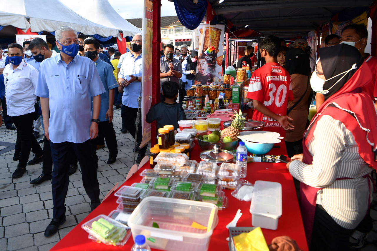Prime Minister Datuk Seri Ismail Sabri Yaakob (left) visiting the Malaysian Entrepreneurs and Cooperatives Carnival at the Taman Nusantara Hall near Gelang Patah, February 18, 2021. u00e2u20acu201d Bernama pic