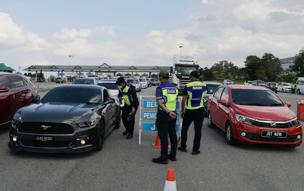 Johor Road Transport Department officers conduct checks on motorists in conjunction with the Chinese New Year celebration in Johor Baru, January 31, 2022. u00e2u20acu201d Bernama pic 
