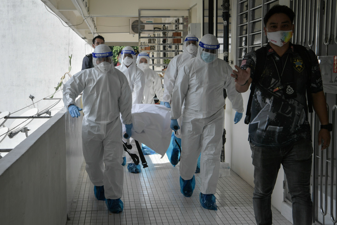 A woman was found dead with several stab wounds suspected to have been stabbed by her husband who was found lifeless in the area of their residential flat in Paya Trubong, George Town, February 4, 2022. u00e2u20acu201d Bernama picn