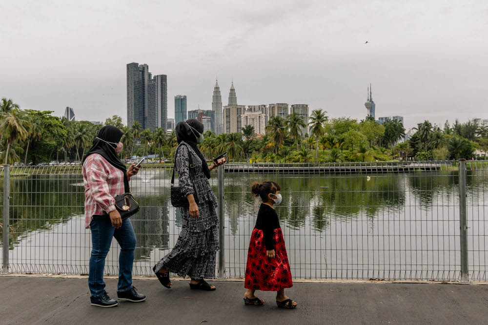 People wearing face masks walk at the Titiwangsa Lake Gardens in Kuala Lumpur, February 24, 2022. u00e2u20acu201d Picture by Firdaus Latif 