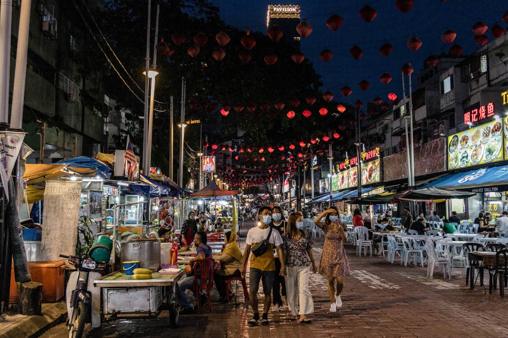 Pedestrians wearing face masks walk along Jalan Alor in Kuala Lumpur, February 24, 2022. u00e2u20acu201d Picture by Firdaus Latif