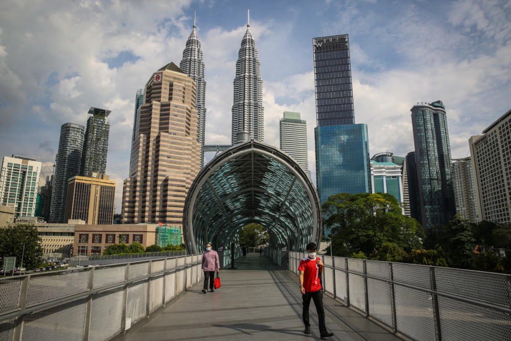 People wearing face masks on Saloma Bridge in Kuala Lumpur, February 18, 2022. u00e2u20acu201d Picture by Yusof Mat Isa