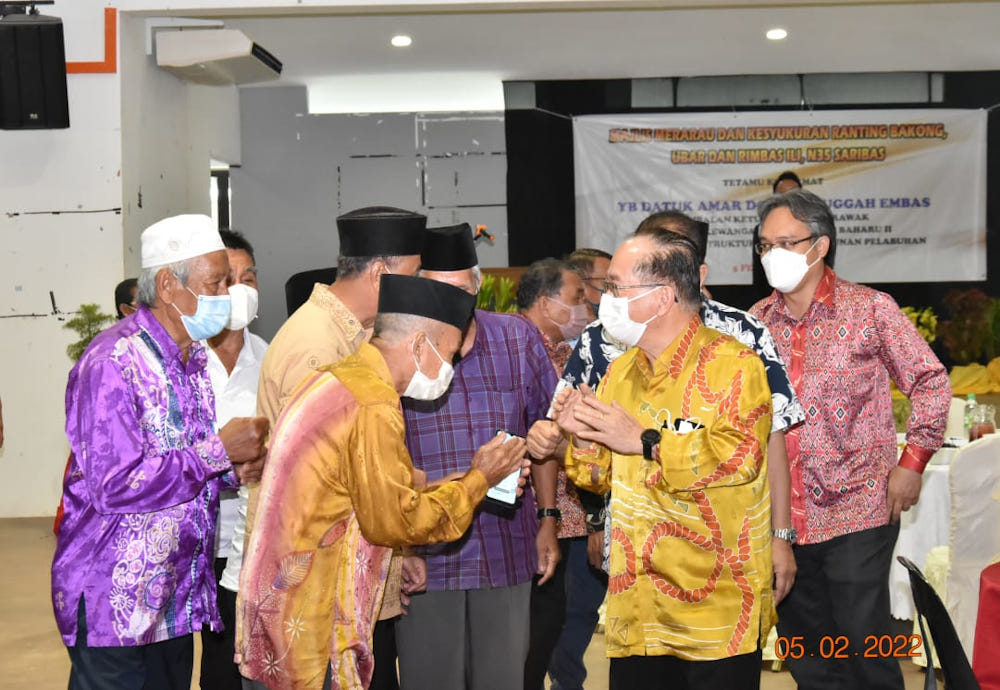 Datuk Douglas Uggah (2nd right) with Mohd Razi (right) greeting GPS supporters after the function. u00e2u20acu201d Borneo Post pic