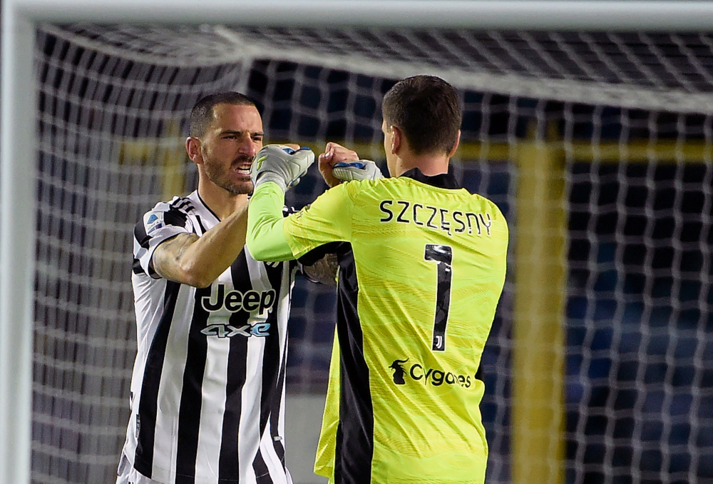 Juventus defender Leonardo Bonucci acknowledges teammate goalkeeper Wojciech Szczesny before the Italian Serie A football match against Atalanta at the Azzuri du00e2u20acu2122Italia stadium in Bergamo, February 13, 2022. u00e2u20acu201d AFP picnn