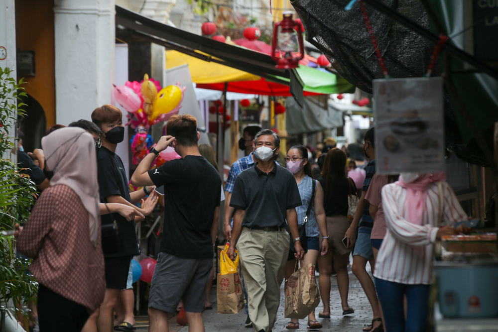 Ipohu00e2u20acu2122s Concubine Lane is crowded with people during the recent Chinese New Year holidays, February 7, 2022. u00e2u20acu201d Picture by Farhan Najib 