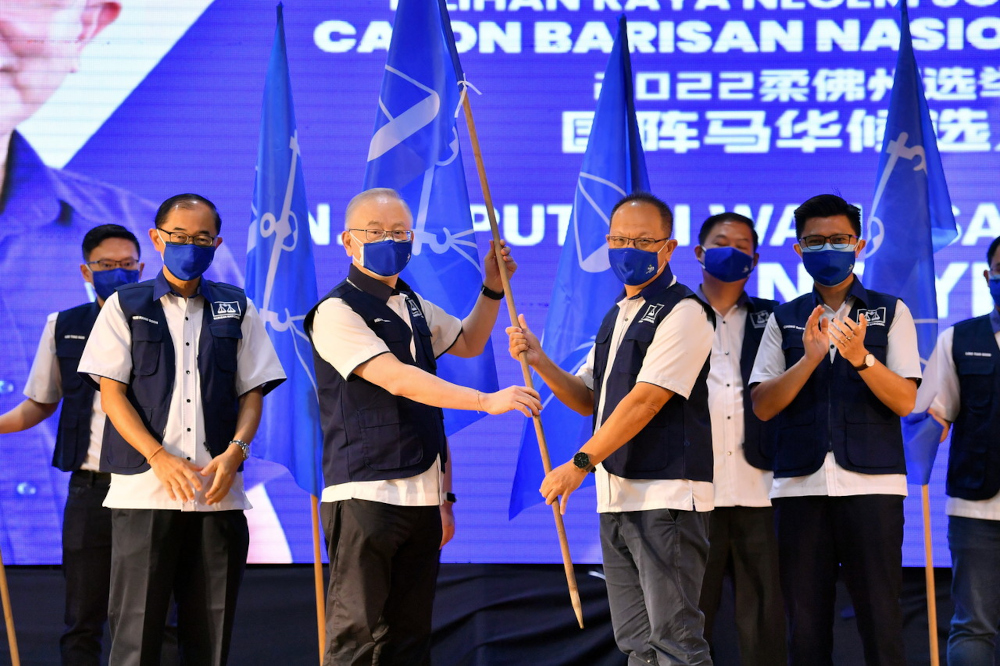MCA president Datuk Seri Wee Ka Siong hands the Barisan Nasional flag to candidate for the Puteri Wangsa seat Ng Yew Aik at the Che Ann Khor Yong Peng Moral Lifting Society hall in Ayer Hitam, Johor, February 25, 2022. u00e2u20acu201d Bernama picnn