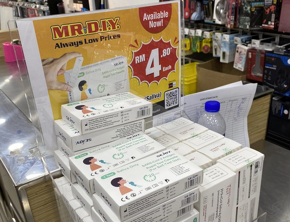 There are even test kits that come in a form of a lollipop or a whistle which makes it easier to test for children. ― SoyaCincau pic 