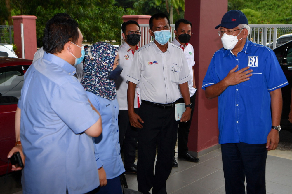 Rural Development Minister Datuk Seri Mahdzir Khalid (right) after a meeting with KPLB agency directors in Muar, Johor, February 15, 2022. u00e2u20acu201d Bernama pic 