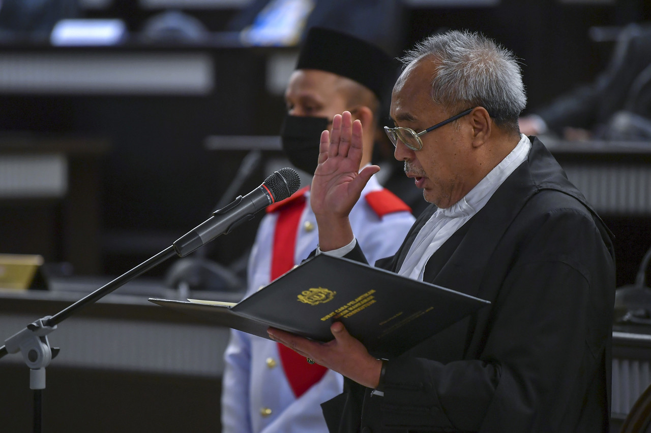 Datuk Mohamad Zabidin Mohd Diah taking the oath of office and allegiance as a Federal Court Judge at the swearing -in ceremony at the Palace of Justice, Putrajaya, February 4, 2022. u00e2u20acu201d Bernama pic