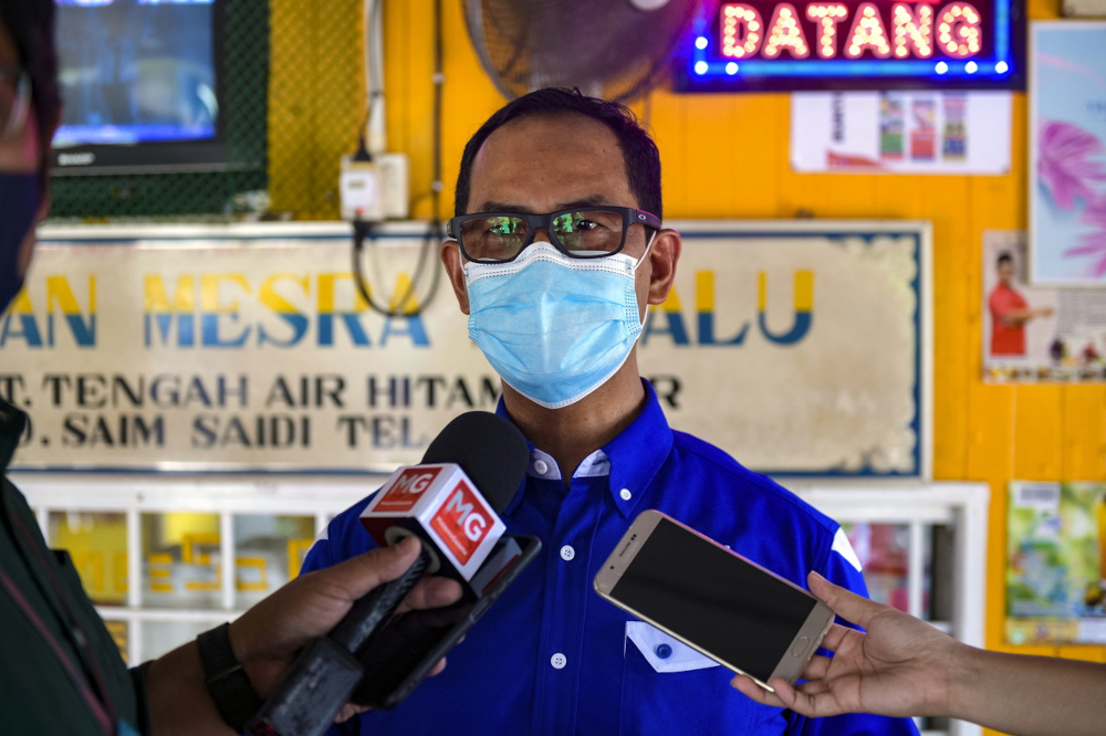 BN candidate for the Bukit Naning seat Datuk Mohd Fuad Tukirin speaks to the media after a walkabout in Kampung Parit Tengah in Muar, Johor, February 28, 2022. u00e2u20acu2022 Bernama picnn