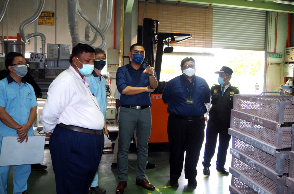 Melaka Health and Anti-Drug Committee chairman Dr Muhamad Akmal Saleh (3rd right) during a spot check on a factory in Merlimau, February 14, 2022. u00e2u20acu201d Bernama pic 
