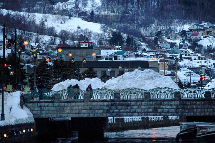 As night falls, the 'Otaru Unga' (Otaru Canal) begins lighting up.