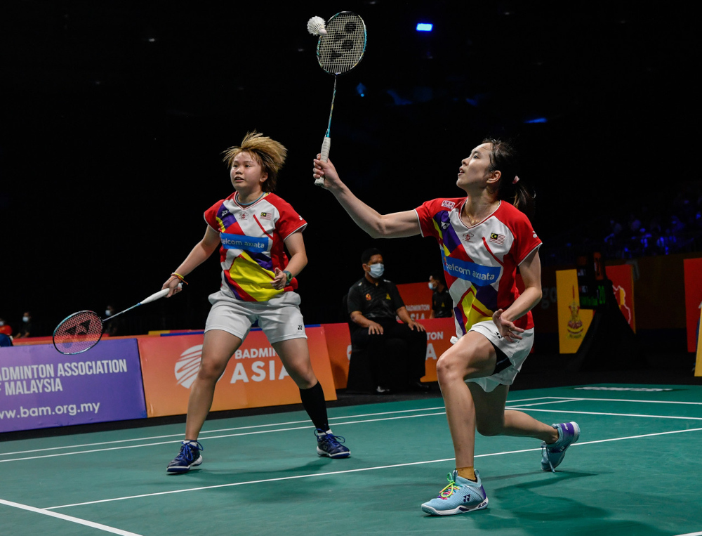 Pearly Tan (right) and Valeree Siow in action during the match against Japanu00e2u20acu2122s Rui Hirokami-Yuna Kato at the Setia City Convention Centre in Shah Alam, February 15, 2022. u00e2u20acu201d Bernama pic 