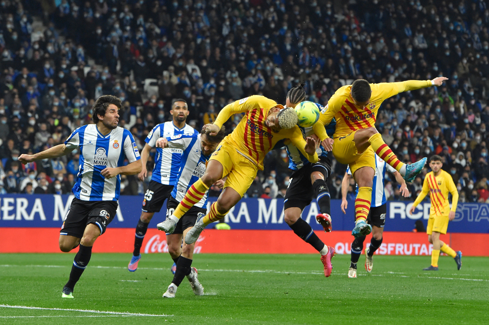 Barcelona defender Ronald Araujo (left) vies with Espanyol forward Raul de Tomas (centre) during the Spanish league match between at the RCDE Stadium in Cornella de Llobregat, February 13, 2022. u00e2u20acu201d AFP picnn
