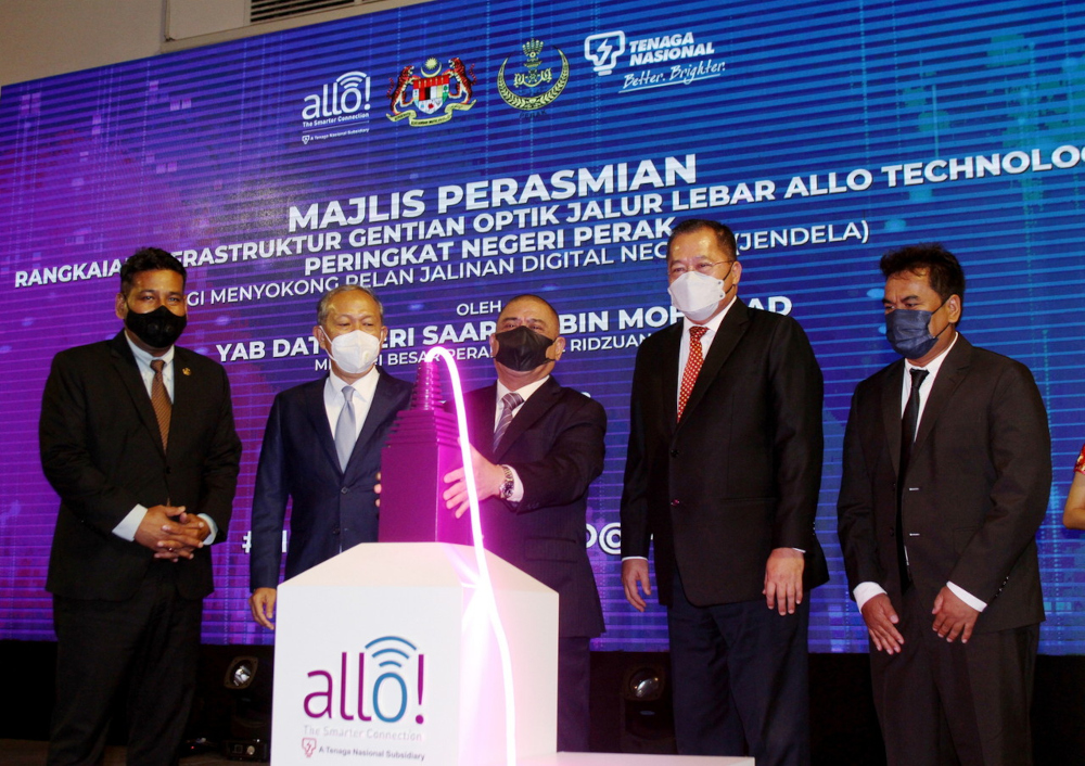 Perak Mentri Besar Datuk Seri Saarani Mohamad launching the rollout of the Allo Technology broadband fibre optic infrastructure network in Ipoh, February 21, 2022. Also present is TNB chairman Datuk Seri Hasan Arifin (2nd left). u00e2u20acu201d Bernama pic 