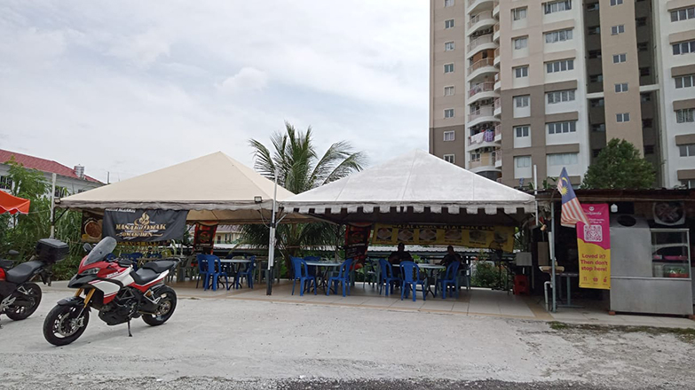 Look for the simple eatery that is located in front of Sri Ampang Hilir condominium.