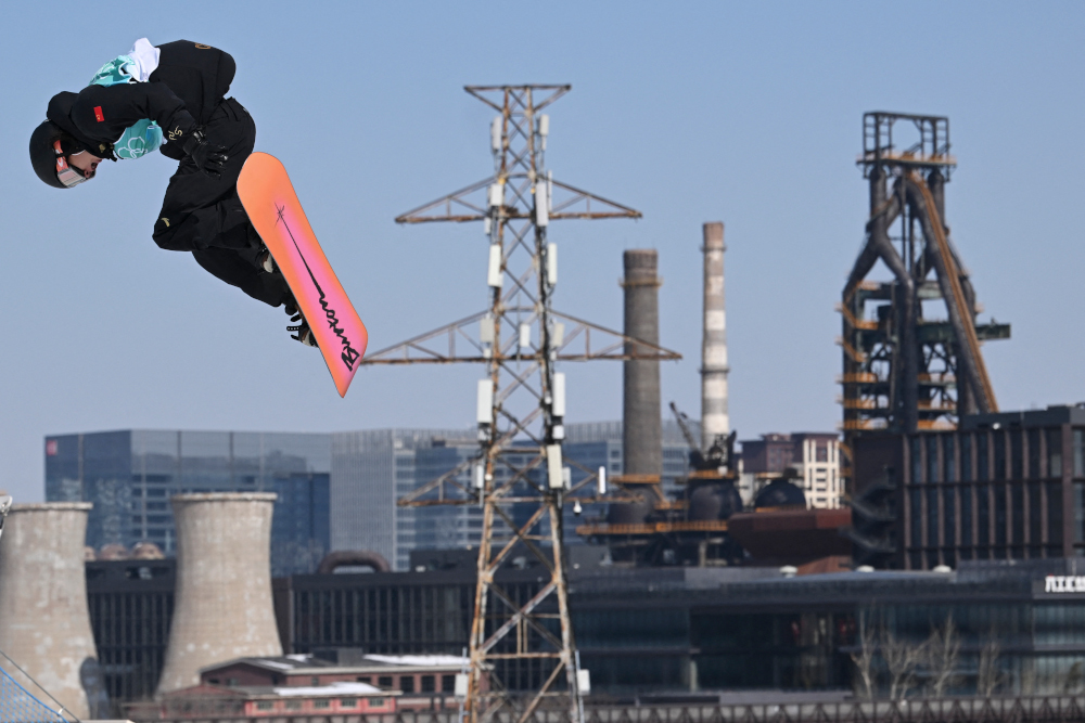 Chinau00e2u20acu2122s Su Yiming competes in the snowboard menu00e2u20acu2122s big air final run during the Beijing 2022 Winter Olympic Games at the Big Air Shougang in Beijing, February 15, 2022. u00e2u20acu201d AFP picnn