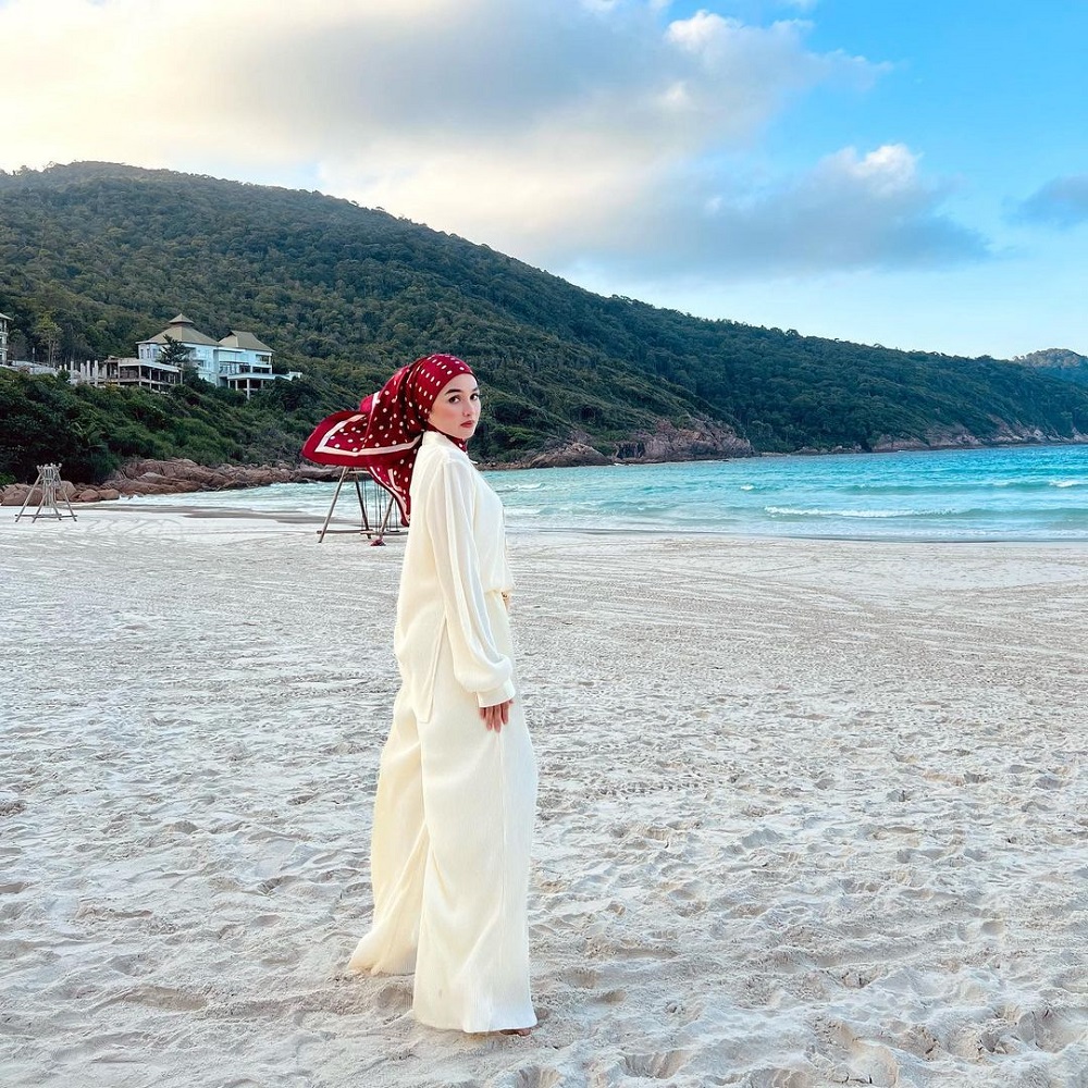 Indonesian actress, Tya Arifin was called out by social media users for wearing her hijab like a nun. u00e2u20acu2022 Picture via Instagram/Tya Arifin