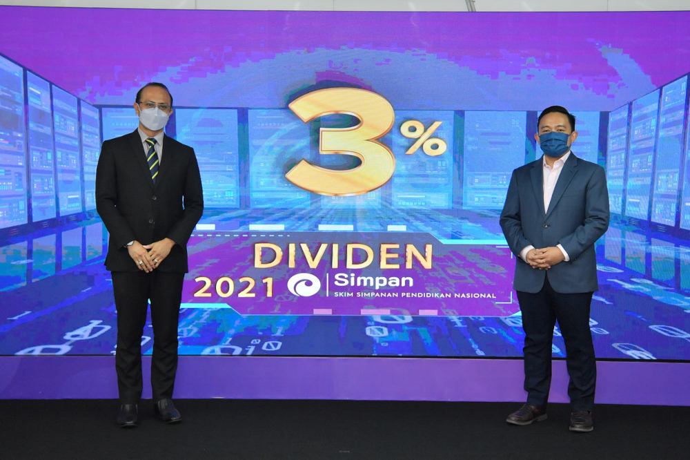 PTPTN chairman Datuk Wan Saiful Wan Jan (right) after announcing the Simpan SSPN dividends for 2021 in Kuala Lumpur, February 22, 2022. With him is PTPTN chief executive officer Ahmad Dasuki Abdul Majid. u00e2u20acu201d Bernama pic 