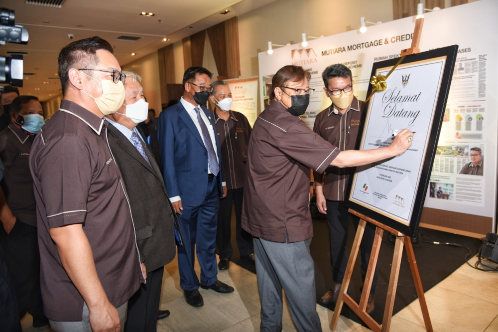 Tan Sri Abang Johari Openg signs the board upon his arrival to launch HDAS. Look on are (from left) Michael Tiang Ming Tee, Datuk John Sikie Tayai, Datuk Seri Abdul Karim Rahman Hamzah and Datuk Penguang Manggil. u00e2u20acu2022 Penerangan pic via Borneo Post Onlinen