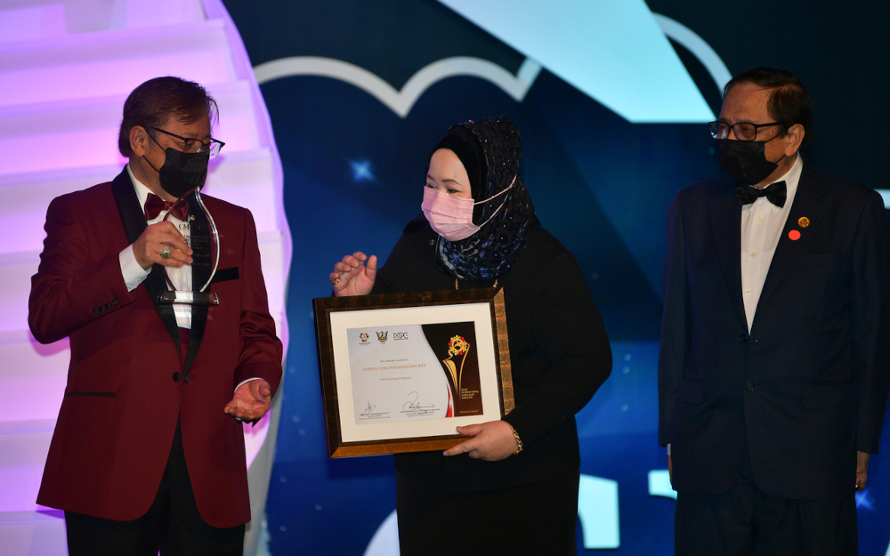 Sarawak Chief Minister Tan Sri Abang Johari Openg presents the Sarawak Chief Ministeru00e2u20acu2122s Industry Excellence Award 2021 to representatives from Sophia Taha Holdings Sdn Bhd at the Borneo Kuching Convention Centre, February 22, 2022. u00e2u20acu201d Bernama pic 