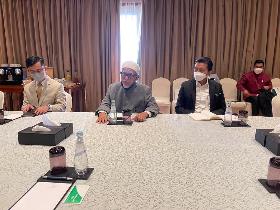 nDatuk Seri Abdul Hadi Awang (centre) is pictured during a dialogue with Taliban delegates in Doha, Qatar February 4, 2022. u00e2u20acu2022 Picture via Twittern