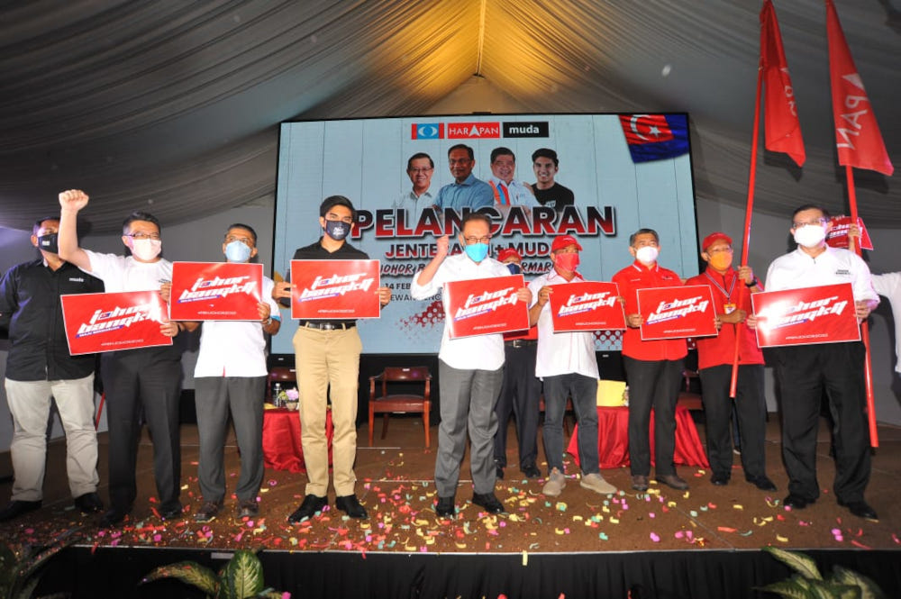 Pakatan Harapan (PH) leader Datuk Seri Anwar Ibrahim (centre) during the PH + Mudau00e2u20acu2122s Johor election machinery launch in Pulai Springs Resort in Johor Baru, February 14, 2022. u00e2u20acu201d Picture by Ben Tan