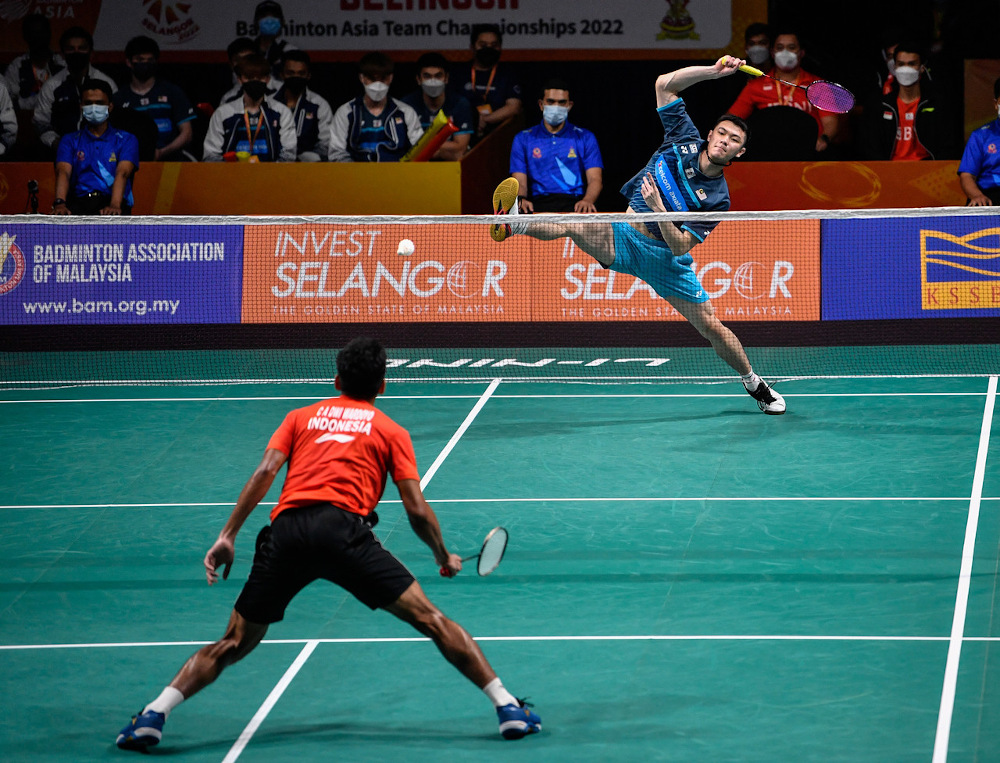 Menu00e2u20acu2122s singles Lee Zii Jia (back) battling against his opponent Dwi Wardoyo Chico Aurat of Indonesia in the Badminton Asia Team Championships (BATC) 2022 finals at the Setia City Convention Centre in Shah Alam February 20, 2022. u00e2u20acu201d Bernama pic