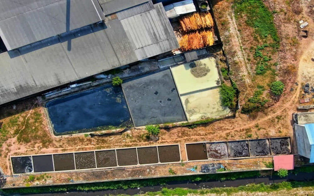 The Penang Department of Environment issued a compound of RM10,000 to a food processing factory in Butterworth for causing water pollution by discharging effluents into a public drain. u00e2u20acu201d Picture via Twitter/Bernama
