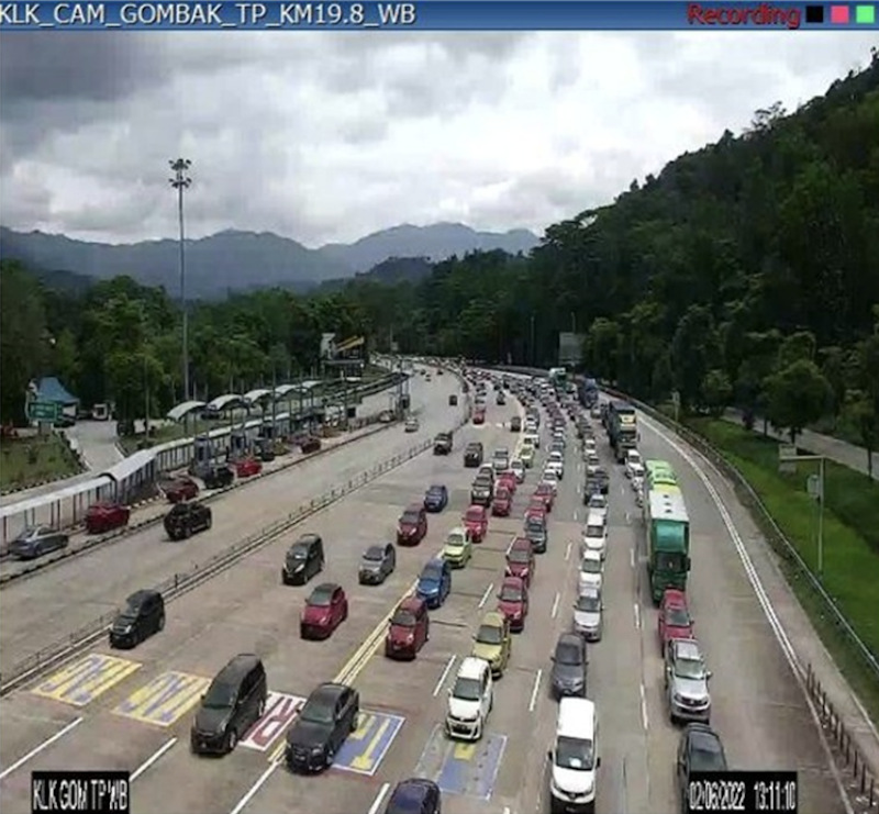 Traffic on several major highways heading towards the Klang Valley was reported to be slow-moving since this afternoon. u00e2u20acu201d Picture via Twitter/Bernama