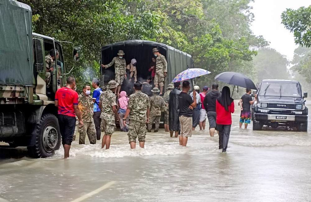 Malaysian Armed Forces personnel help evacuate residents from Kampung Lati and Rantau Panjang in Pasir Mas February 27, 2022. u00e2u20acu201d Bernama pic