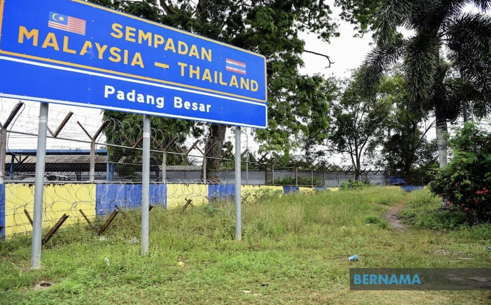 A sign is seen at the Malaysia-Thailand border at Padang Besar. u00e2u20acu201d Picture via Twitter/Bernama