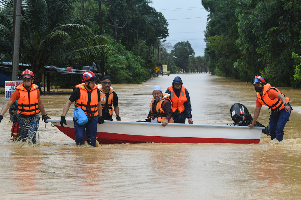 Ajil assemblyman Maliaman Kassim (centre) was carried away by floodwaters close to Sungai Kampung Lebak while on an aid mission to Kuala Berang February 27, 2022. u00e2u20acu201d Bernama pic