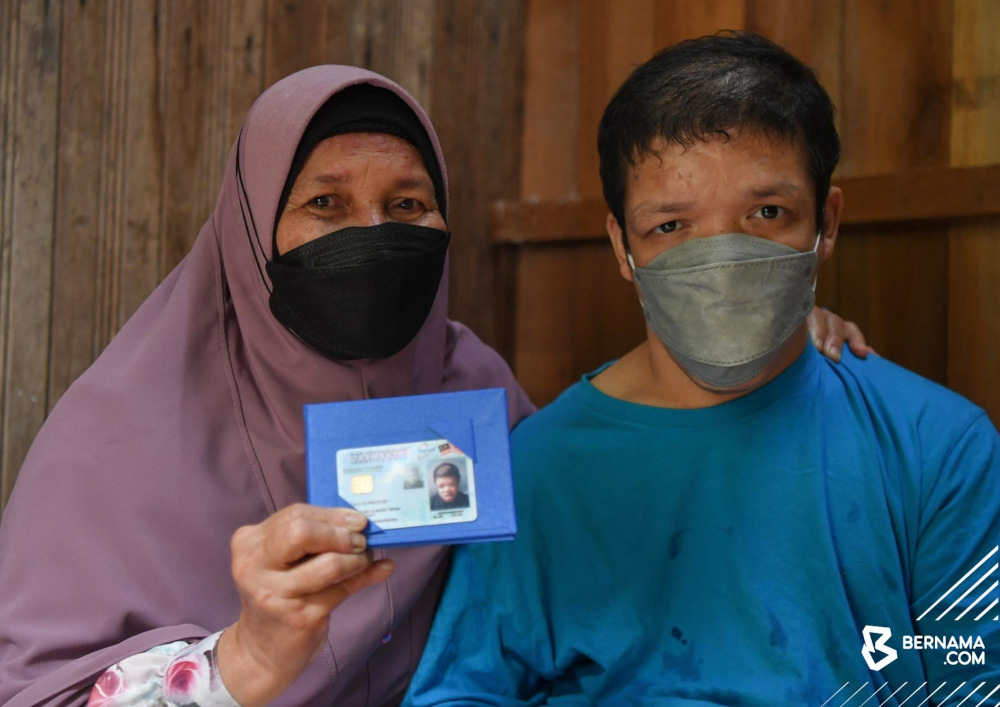 Hazbillah Rasid received his Mykad through the National Registration Departmentu00e2u20acu2122s (NRD) u00e2u20acu02dcMenyemai Kasih Rakyatu00e2u20acu2122 (Mekar) programme February 5, 2022. u00e2u20acu201d Picture via Twitter/Bernama