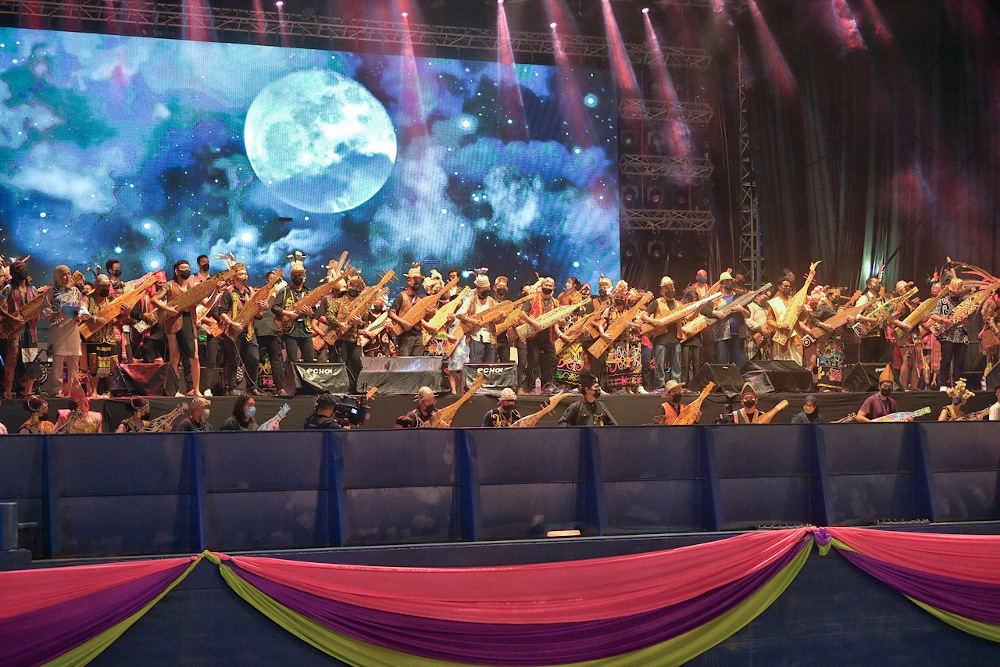 In Sarawak, 257 sape players set a new record in the Malaysia Book of Records in Kuching February 27, 2022. u00e2u20acu201d Bernama pic