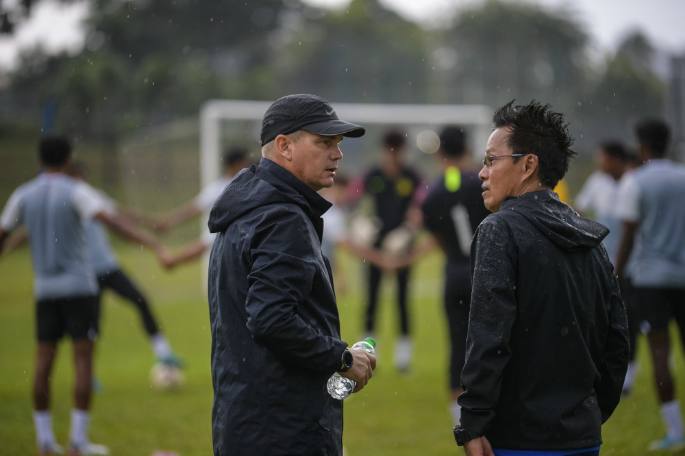 National U-23 head coach Brad Maloney with his assistant Khang Hung Meng during training at PKNS Sports Complex in Petaling Jaya, February 2, 2022. u00e2u20acu201d Bernama pic 