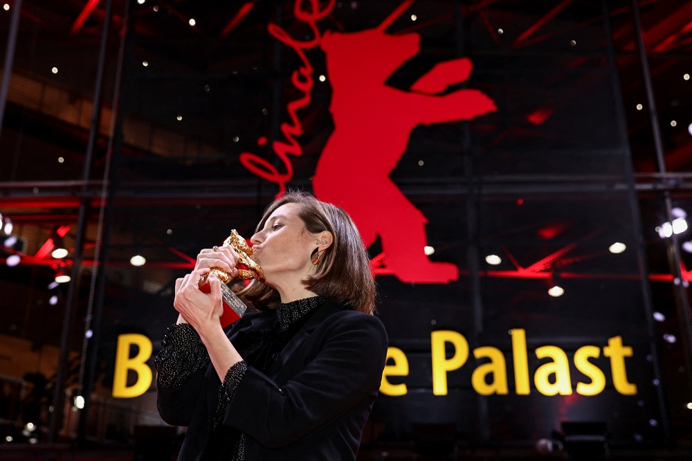 Spanish director Carla Simon kisses her award, the Golden Bear for Best Film for 'Alcarras', as she poses at the red carpet after the award ceremony of the 72nd Berlinale International Film Festival in Berlin, Germany February 16, 2022. u00e2u20acu2022 Reuters pic