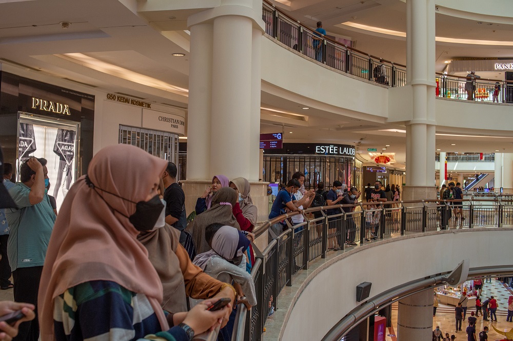 People spend their leisure time at Suria KLCC on the first day of Chinese New Year in Kuala Lumpur February 1, 2022. — Picture by Shafwan Zaidon