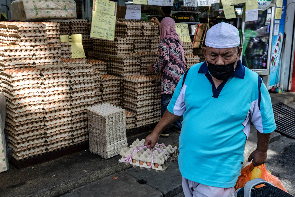 People buy eggs at a shop in Kuala Lumpur, February 3, 2022. u00e2u20acu201d Picture by Firdaus Latif
