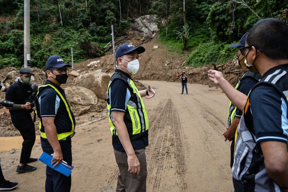 Senior Works Minister Datuk Seri Fadillah Yusof (centre) surveys a post-flood area in Hulu Langat, February 24, 2022. u00e2u20acu201d Bernama picnn