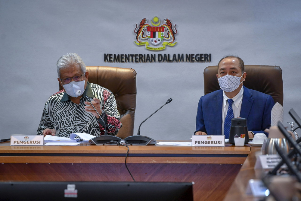 Home Minister Datuk Seri Hamzah Zainudin and Sabah Chief Minister Datuk Seri Hajiji Noor at the Sabah Foreign Nationals Management Main Committee Meeting in Putrajaya, February 10, 2022. u00e2u20acu201d Bernama pic 