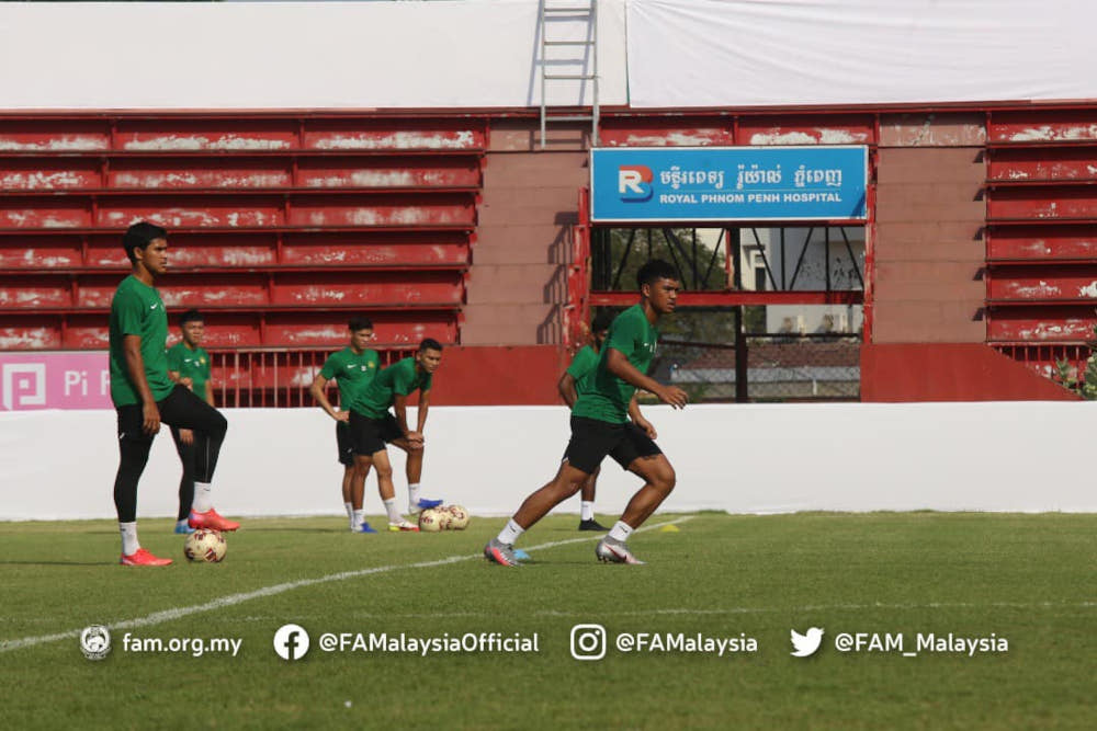 The national Under-23 (U-23) football team undergoes training in Phnom Penh, February 13, 2022. u00e2u20acu201d Picture from Facebook/FAM 