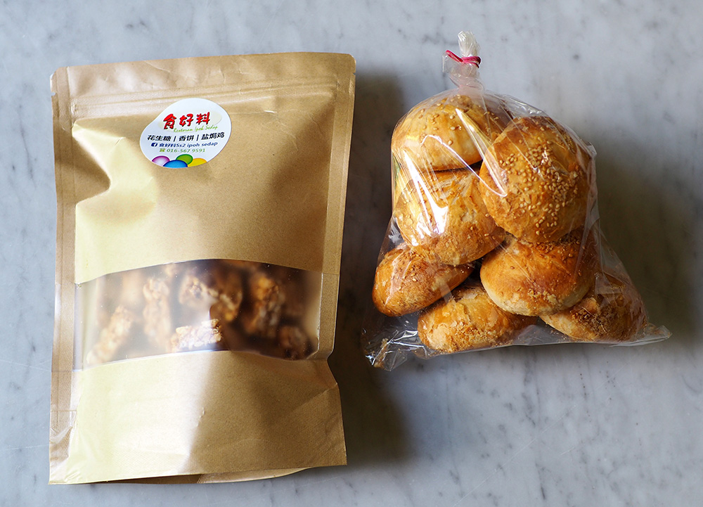 The restaurant packs the peanut candy in their own brown bags with the logo while the fragrant biscuits are placed in a plastic bag.