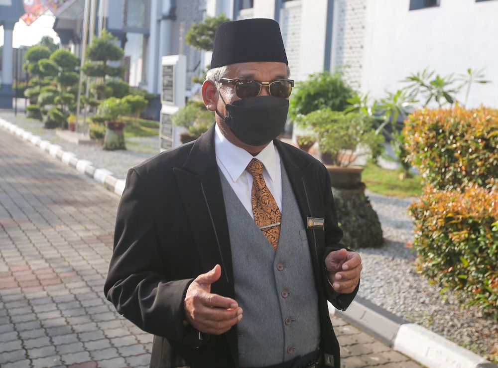 Ibrahim Mat Zin, also known as u00e2u20acu02dcRaja Bomohu00e2u20acu2122,speaks to reporters at the Ipoh Shariah Court nFebruary 23, 2022. u00e2u20acu201d Picture by Farhan Najibn