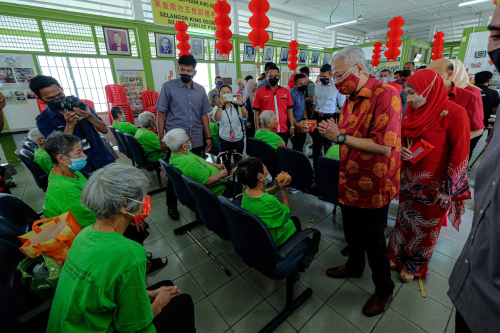 Prime Minister Datuk Seri Ismail Sabri Yaakob and his wife Datin Seri Muhaini Zainal Abidin during their visit to the Selangor King George V Silver Jubilee Fund Care Centre for the elderly in Kuala Lumpur, February 1, 2022. u00e2u20acu201d Bernama pic  