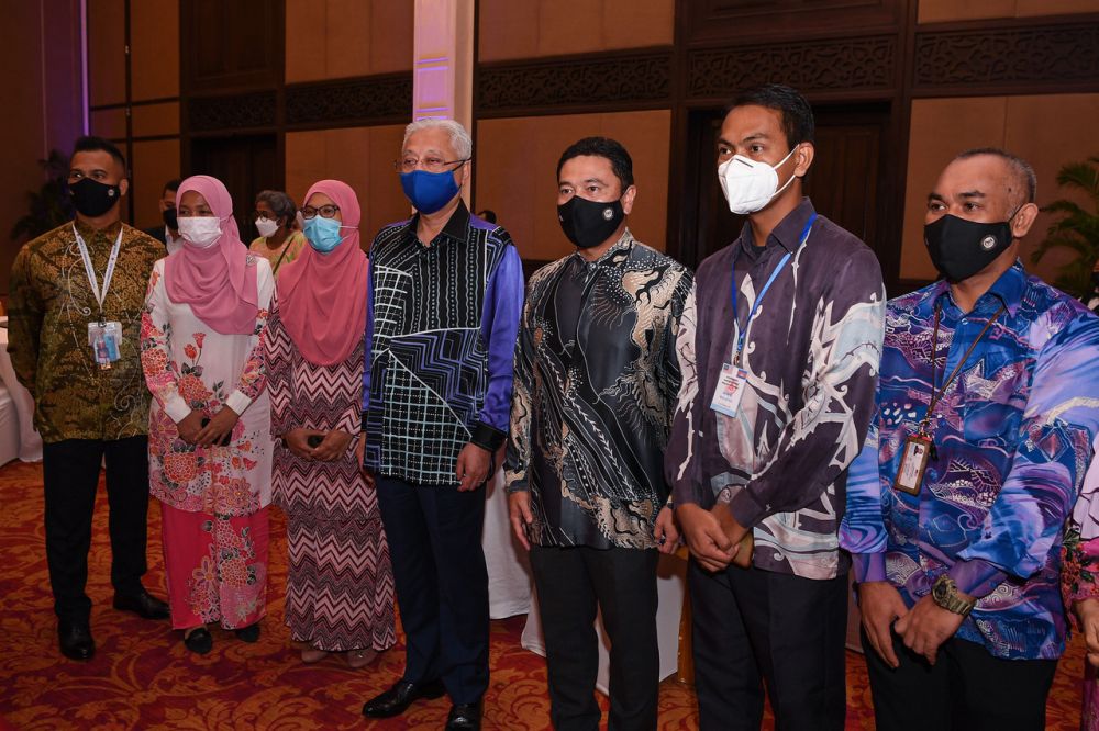 Prime Minister Datuk Seri Ismail Sabri Yaakob (centre) poses for the camera during a u00e2u20acu02dcKeluarga Malaysiau00e2u20acu2122 dinner event in Phnom Penh February 23, 2022. u00e2u20acu201d Bernama pic